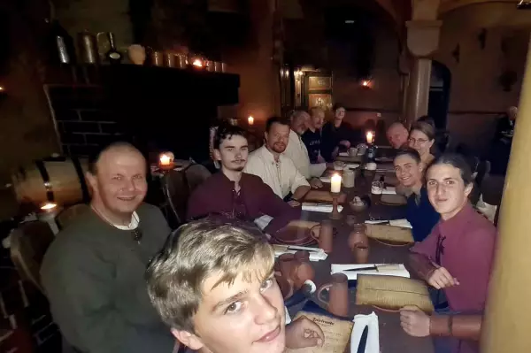 Dolchtraining an der historischen Tafelrunde : 1764363730-1697275434=67088296