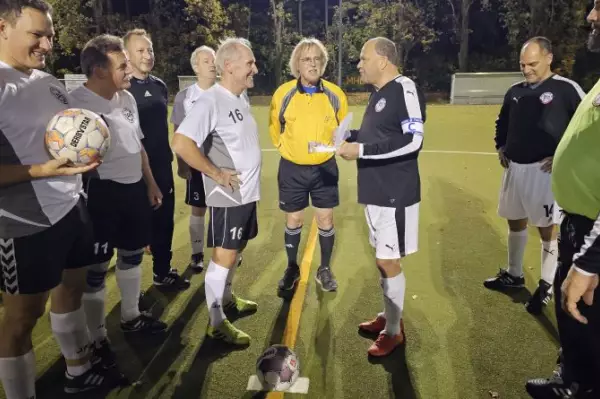 Benefiz-Fußballspiel am Freitag voller Erfolg: 1764363729-1699863631=64500098