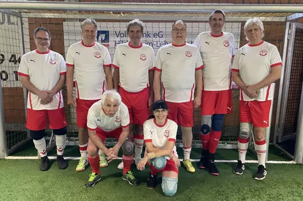 Holpriger Start der Walking Footballer: 1764363729-1707066703=57297026