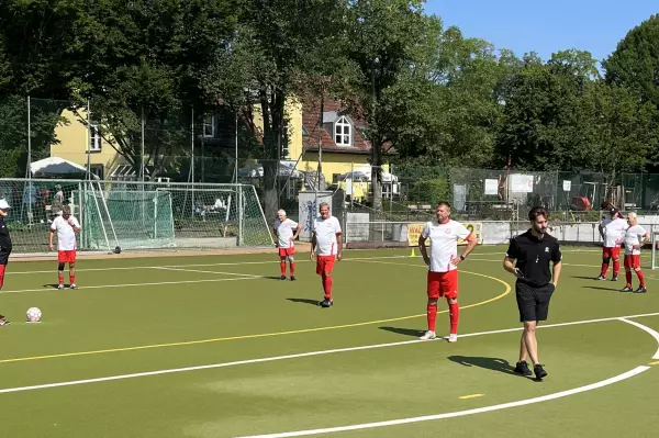 Gehfußballer schwitzen auf dem Hubi: 1764363729-1719914767=44448962