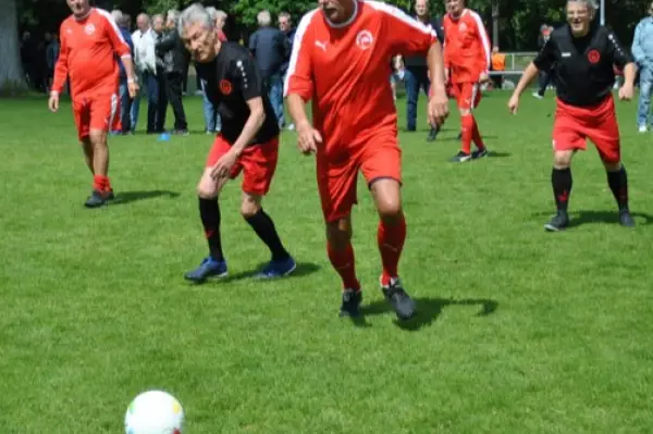 Hochkarätiges Walking Football Turnier am 20. Juli im Volkspark: 1764363729-1722428215=41935514