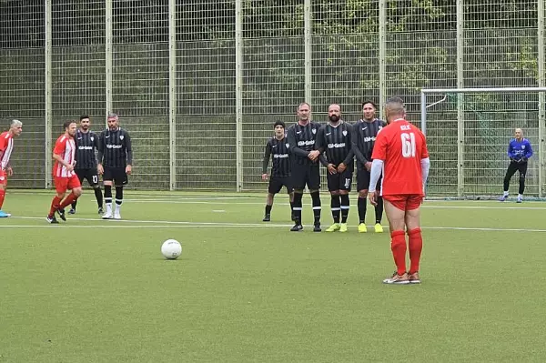 Ü 40 erwischt rabenschwarzen Tag: 1764363729-1728275900=36087829