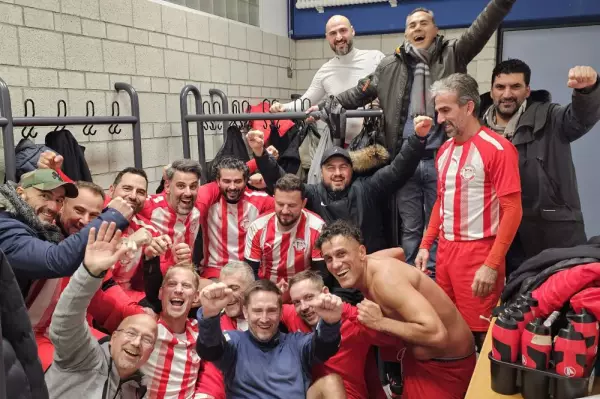 Ü 40 I hält Anschluss an die Spitze: 1764363729-1733476356=30887373