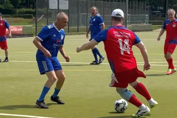 Zu heiß? Nö, Gehfußball geht: 1786481607-1782027791=4453816