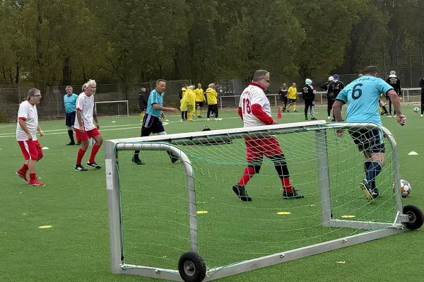 Gehfußball und die perfekte 3. Halbzeit: 1792530070-1792494442=35628
